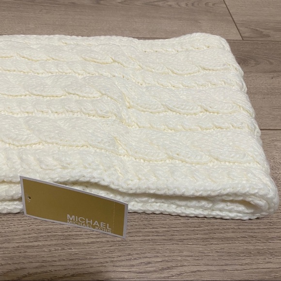 NWT Michael Kors French Cable Knit Infinity Scarf - Picture 4 of 4